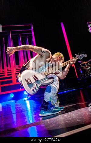 Herning, Danimarca. 16 novembre 2016. La rock band americana Red Hot Chili Peppers esegue un concerto dal vivo al Boxen di Herning. Qui il bassista Flea è visto dal vivo sul palco. (Foto: Gonzales Photo - Lasse Lagoni). Foto Stock