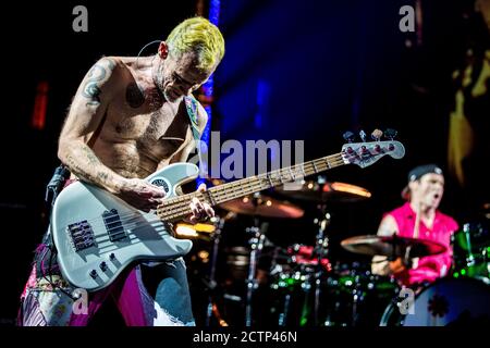 Herning, Danimarca. 16 novembre 2016. La rock band americana Red Hot Chili Peppers esegue un concerto dal vivo al Boxen di Herning. Qui il bassista Flea è visto dal vivo sul palco. (Foto: Gonzales Photo - Lasse Lagoni). Foto Stock