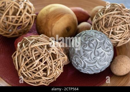 Decorazioni per la casa specited da ciotola di oggetti rotondi. Foto Stock