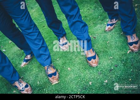 Indossa le scarpe blu in pelle scamosciata, così tutto andrà bene! Foto Stock