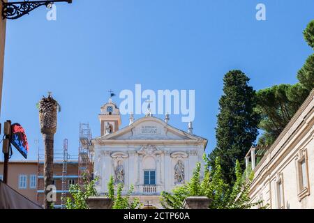 ROMA, ITALIA - 2014 AGOSTO 17. Chiesa bianca nella città di Roma. Foto Stock