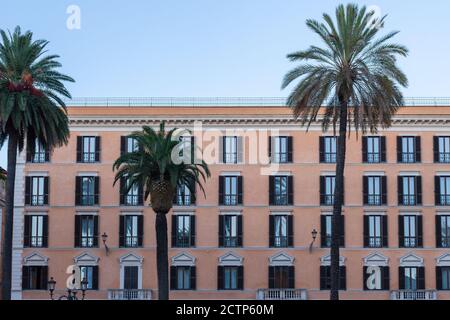 ROMA, ITALIA - 2014 AGOSTO 18. Grande edificio con palme verdi a Roma. Foto Stock