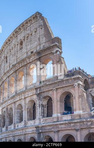 Particolare del Colosseo, chiamato anche Anfiteatro Flaviano sul Foro Romano. Il Colosseo è il punto di riferimento più noto e notevole Foto Stock