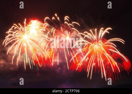 Un'esplosione di fuochi d'artificio rossi e bianchi nel cielo notturno Foto Stock