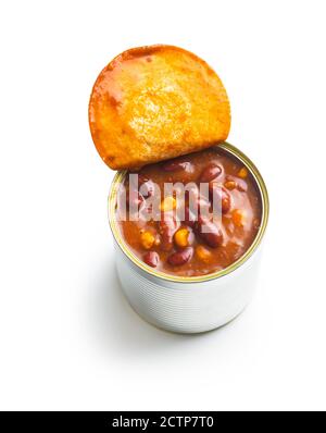 Chili con carne. Cibo messicano con fagioli in può isolato su sfondo bianco. Foto Stock