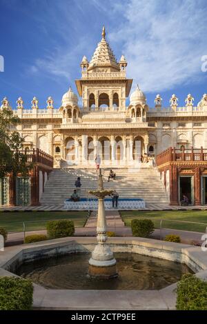 Jodhpur, Rajasthan, India- Feb 11,2020. Passeggiata turistica sulle scale del Monumento di Jaswant Thada, UNA vista verticale da UNA fontana d'acqua Foto Stock