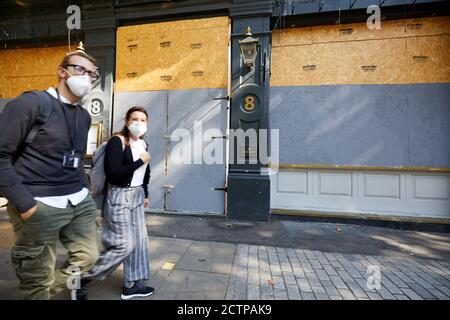 Londra, Regno Unito. - 21 settembre 2020: L'imbarco di fronte al Garick Arms pub su Charing Cross Road nel centro di Londra. Il pub Greene King è stato chiuso dall'inizio della pandemia del coronavirus. Foto Stock