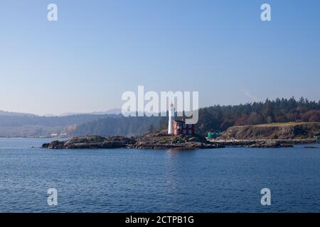 Il Fissgard Lighthouse National Historic Site è un monumento nazionale a Esquimalt, British Columbia, Canada. Sparato dall'oceano mentre viene in Foto Stock