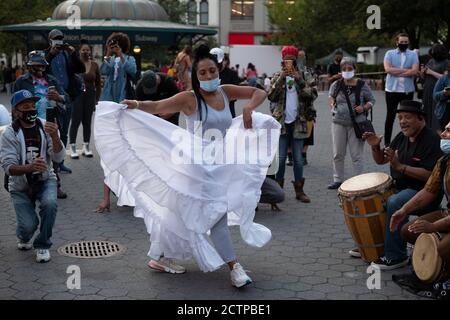 New York, New York, Stati Uniti. 23 Settembre 2020. I ballerini del Bombayo celebrano l'anniversario della morte di Filberto Ojeda Rios a Union Square a New York, New York. Rios era il comandante in capo dell'esercito popolare di Boricua . Nel 1990, Ojeda RÃ-os divenne un fuggitivo dell'FBI, voleva per il suo ruolo nella rapina da deposito di Wells Fargo del 1983 a West Hartford, Connecticut, nonché un default da cauzione il 23 settembre dello stesso anno, Una data che coincise con l'anniversario della rivolta portoricana a favore dell'indipendenza conosciuta come El Grimo de Lares.[senza fonte] il 23 settembre 2005, fu ucciso Foto Stock