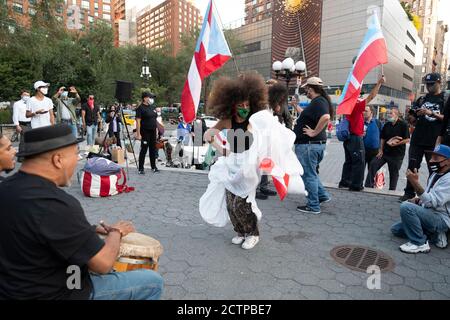 New York, New York, Stati Uniti. 23 Settembre 2020. I ballerini del Bombayo celebrano l'anniversario della morte di Filberto Ojeda Rios a Union Square a New York, New York. Rios era il comandante in capo dell'esercito popolare di Boricua . Nel 1990, Ojeda RÃ-os divenne un fuggitivo dell'FBI, voleva per il suo ruolo nella rapina da deposito di Wells Fargo del 1983 a West Hartford, Connecticut, nonché un default da cauzione il 23 settembre dello stesso anno, Una data che coincise con l'anniversario della rivolta portoricana a favore dell'indipendenza conosciuta come El Grimo de Lares.[senza fonte] il 23 settembre 2005, fu ucciso Foto Stock