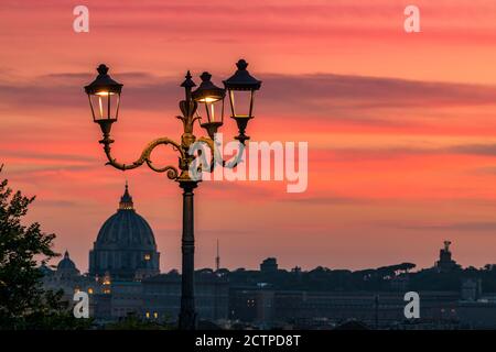 Vista sulla Basilica di San Pietro al tramonto dalla terrazza del Pincio, Roma, Lazio, Italia Foto Stock