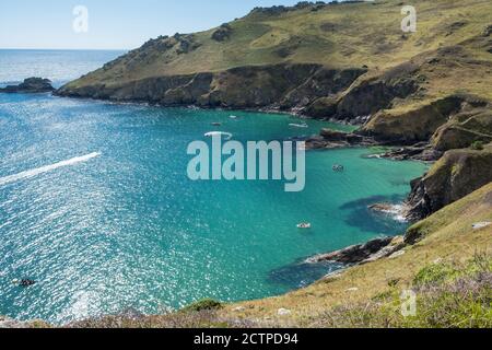 Imbarcazioni da diporto sull'acqua a Starehole Bay vista dal South West Coastal Path vicino Salcombe nel South Hams, Devon, Regno Unito Foto Stock