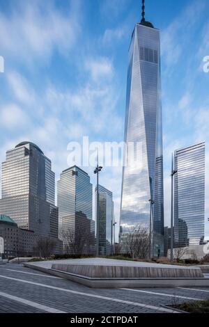 Guardando verso ovest verso la Freedom Tower, due torri gemelle di Battery Park di Cesar pelli sulla sinistra del telaio. One World Trade Center, New York, Stati Uniti. Foto Stock