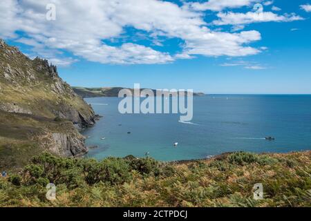 Imbarcazioni da diporto sull'acqua a Starehole Bay vista dal South West Coastal Path vicino Salcombe nel South Hams, Devon, Regno Unito Foto Stock