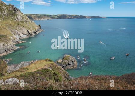 Imbarcazioni da diporto sull'acqua a Starehole Bay vista dal South West Coastal Path vicino Salcombe nel South Hams, Devon, Regno Unito Foto Stock