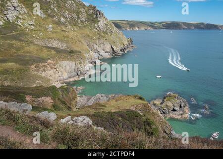 Imbarcazioni da diporto sull'acqua a Starehole Bay vista dal South West Coastal Path vicino Salcombe nel South Hams, Devon, Regno Unito Foto Stock