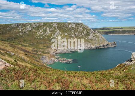 La baia di Starehole è vista dal percorso costiero sud-ovest vicino a Salcombe nel South Hams, Devon, Regno Unito Foto Stock