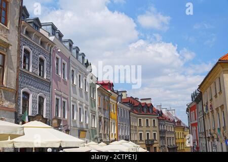 Vista su una delle strade storiche del centro storico di Lublino in Polonia. Foto Stock