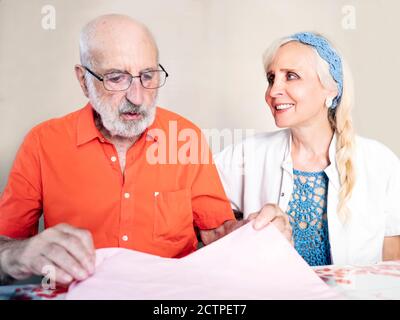 Ritratto orizzontale di un assistente medico femminile che si prende cura di un uomo ederly Foto Stock