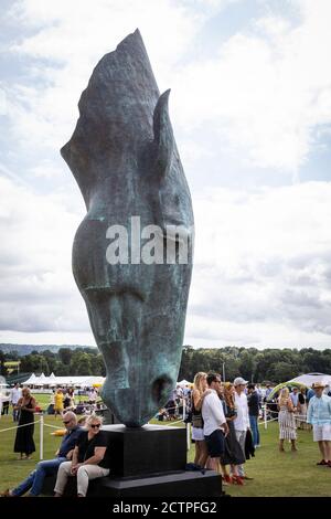 La scultura della testa del cavallo 'acqua di Tilla' di NIC Fiddian-Green alla finale di polo della Gold Cup al Cowdray Park, Mishurst, West Sussex. Foto Stock