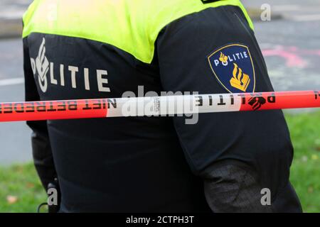Police Man Behind Ducktape ad Amsterdam Paesi Bassi 21-9-2020 Foto Stock