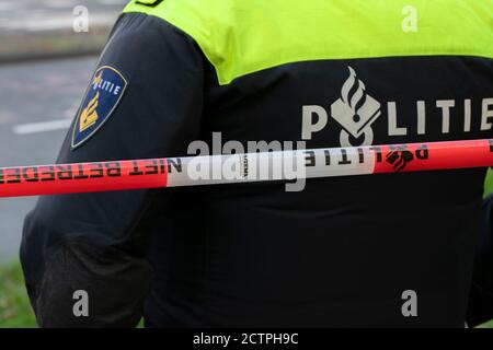 Police Man Behind Ducktape ad Amsterdam Paesi Bassi 21-9-2020 Foto Stock