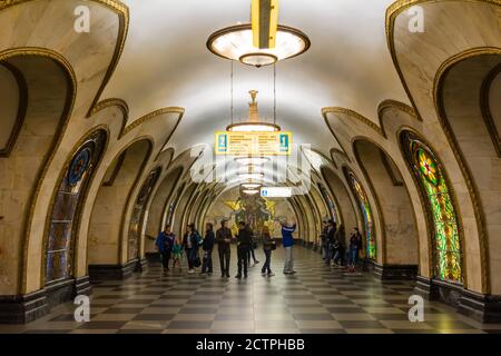 Mosca, Russia – 8 luglio 2017. Sala della stazione della metropolitana Novoslobodskaya a Mosca. Vista con le persone. Foto Stock