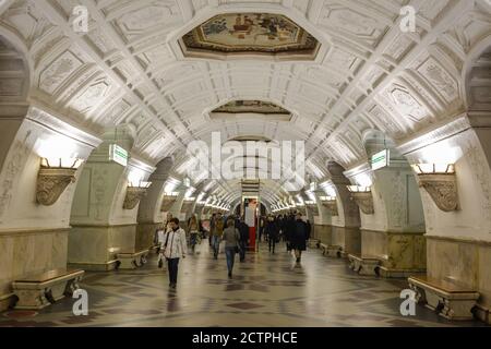 Mosca, Russia – 8 luglio 2017. Sala della stazione della metropolitana Belorusskaya a Mosca. Vista con le persone. Foto Stock