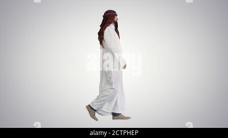 sceicco serio che ha una passeggiata su sfondo gradiente. Foto Stock