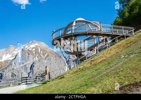 Neustift im Stubaital, Austria – 28 maggio 2017. Cabina in legno meridiana alla stazione di montagna di Panoramabahn Elfer funivia nella valle Stubaital in Tirol Foto Stock