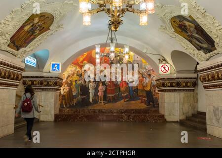 Mosca, Russia – 8 luglio 2017. Sala della stazione metropolitana Kiyevskaya a Mosca, verso un affresco che celebra 300 anni di coop russo-ucraino Foto Stock