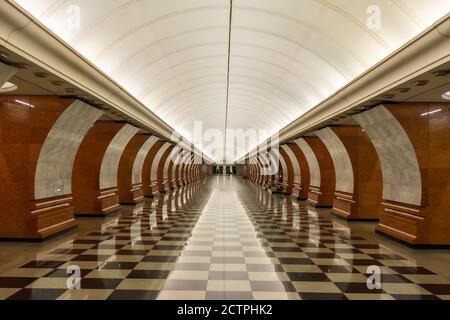 Mosca, Russia – 8 luglio 2017. Hall della stazione della metropolitana di Park Pobedy a Mosca. Foto Stock