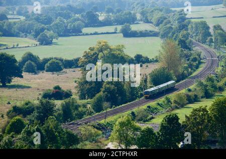 Un treno Great Western Railway che attraversa la campagna del Surrey Nel Regno Unito Foto Stock