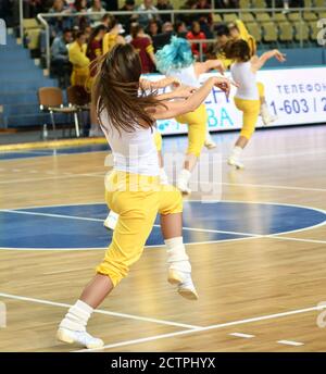 Orenburg, Russia - 3 ottobre 2019: Le ragazze cheerleading si esibiscono in una partita di pallacanestro nella partita del campionato russo tra i club di pallacanestro Foto Stock