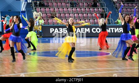 Orenburg, Russia - 3 ottobre 2019: Le ragazze cheerleading si esibiscono in una partita di pallacanestro nella partita del campionato russo tra i club di pallacanestro Foto Stock