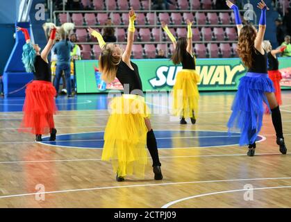 Orenburg, Russia - 3 ottobre 2019: Le ragazze cheerleading si esibiscono in una partita di pallacanestro nella partita del campionato russo tra i club di pallacanestro Foto Stock