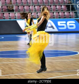 Orenburg, Russia - 3 ottobre 2019: Le ragazze cheerleading si esibiscono in una partita di pallacanestro nella partita del campionato russo tra i club di pallacanestro Foto Stock