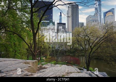 New York, NY / USA - 04 25 2020: Parco pubblico con grattacieli sullo sfondo a Central Park, New York durante la primavera Foto Stock