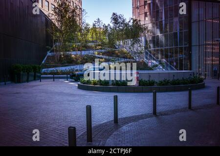 New York / USA - Settembre 19 2020: Cortile. Uno spazio all'aperto tra due edifici di appartamenti con gradini e alberi nel Lower East Side, Manhattan Foto Stock