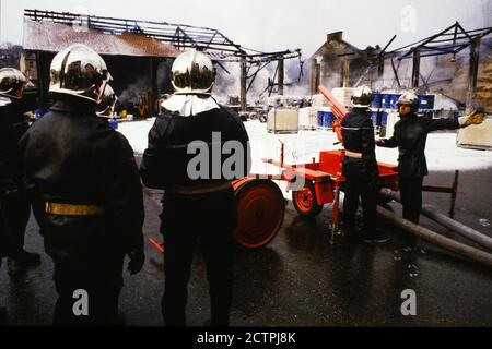 Vigili del fuoco sulle funzioni chimiche antincendio, Lione, Francia Foto Stock