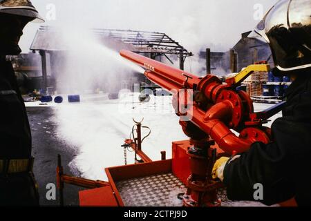 Vigili del fuoco sulle funzioni chimiche antincendio, Lione, Francia Foto Stock