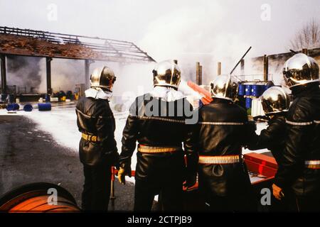 Vigili del fuoco sulle funzioni chimiche antincendio, Lione, Francia Foto Stock