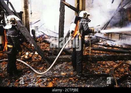 Vigili del fuoco sulle funzioni chimiche antincendio, Lione, Francia Foto Stock