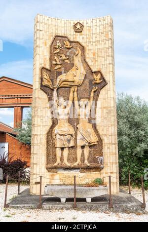Budapest, Ungheria – 6 giugno 2017. Monumento all'amicizia sovietica-ungherese al Memento Park di Budapest. Il monumento pirograno di Buzo Barna risale al Foto Stock