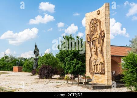 Budapest, Ungheria – 6 giugno 2017. Vista del Parco del Memento a Budapest, con il Monumento all'amicizia Sovietica-Ungherese in primo piano. Foto Stock