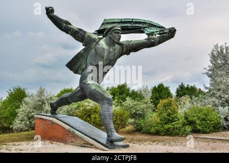 Budapest, Ungheria – 6 giugno 2017. Monumento della Repubblica dei Consigli al Memento Park di Budapest. Monumento in bronzo di Istvan Kiss risale al 1969 Foto Stock