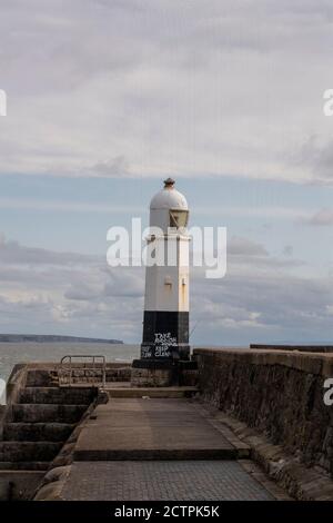 Faro di Porthcawl. Molo di Porthcawl / Breakwater Bridgend Wales UK Foto Stock