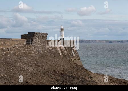 Faro di Porthcawl e molo / Breakwater. Porthcawl Bridgend Wales UK Foto Stock