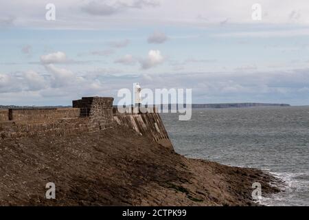 Faro di Porthcawl e molo / Breakwater. Porthcawl Bridgend Wales UK Foto Stock