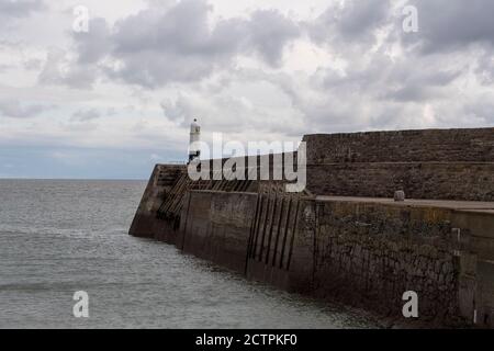 Faro di Porthcawl e molo / Breakwater. Porthcawl Bridgend Wales UK Foto Stock